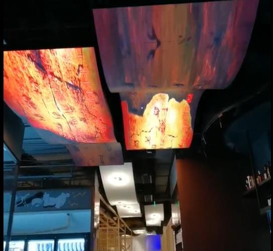 上海萬象城熊貓老灶火鍋天花吊裝波浪LED全彩屏案例